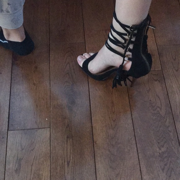 very pretty sandals in black suede. - Picture 2 of 3